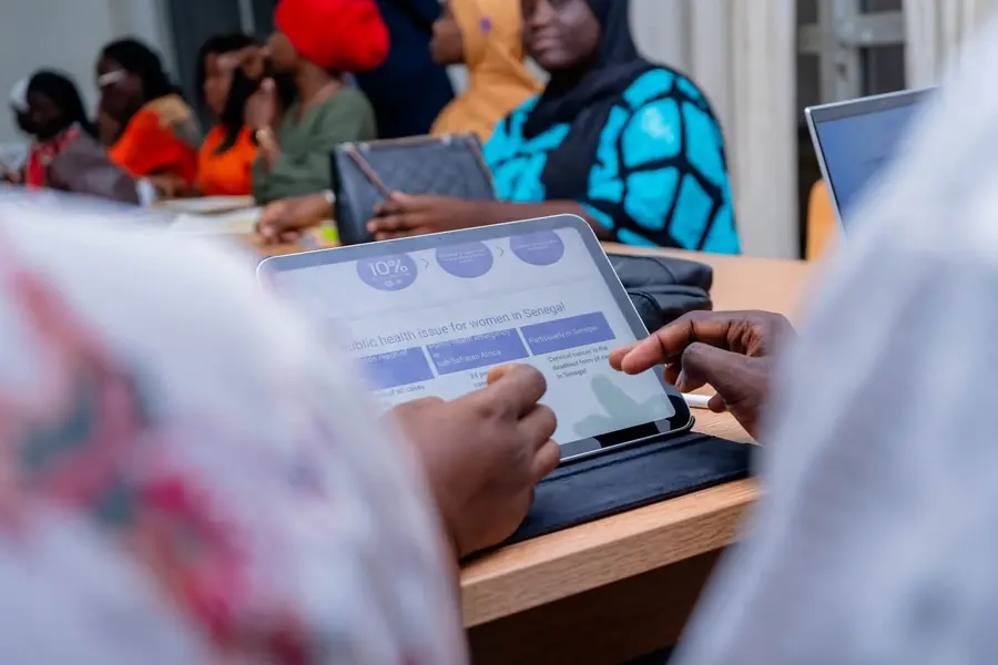 Élève consultant un cours sur tablette